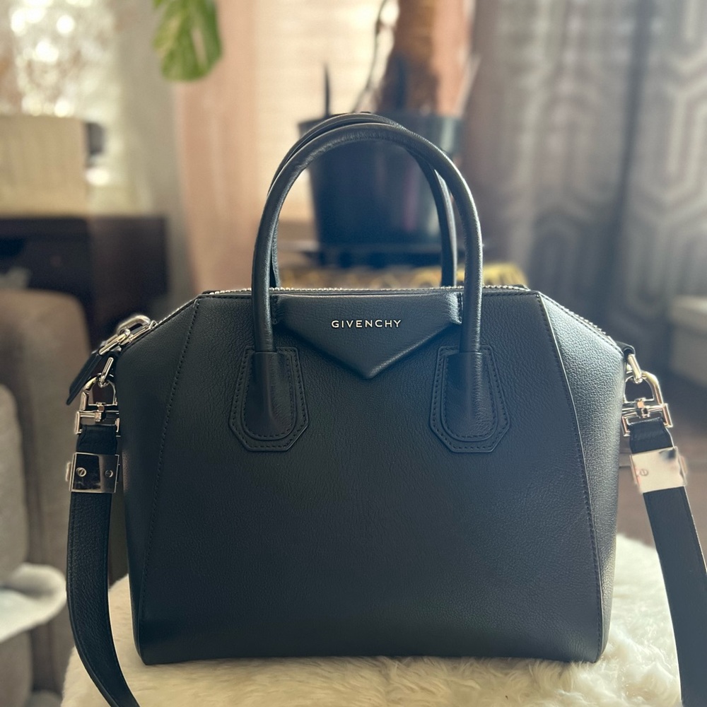 ⛔️ SOLD ⛔️ Givenchy Antigona Sugar Grain Goat Skin Small